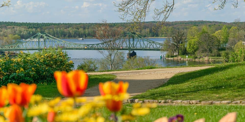 Frühling in Potsdamer an der Glienicker Brücke
